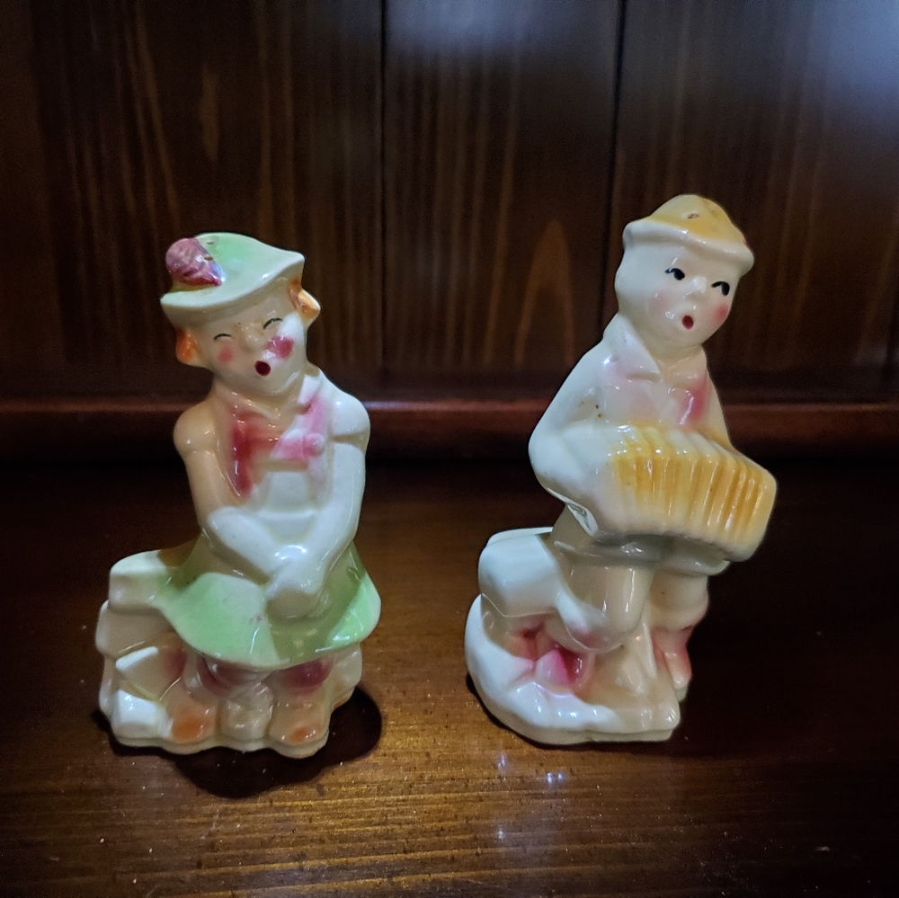 VINTAGE SALT AND PEPPER SHAKERS